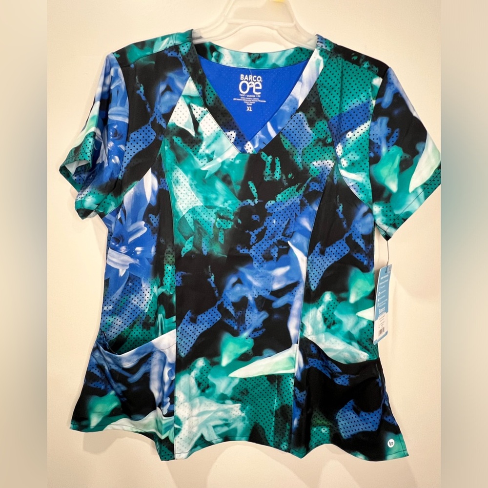 Scrubs / medical uniform One Petal Radiance Women STRETCH V-Neck Print size XL